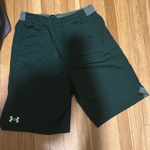 Under armour loose men’s shorts, size small, dark green